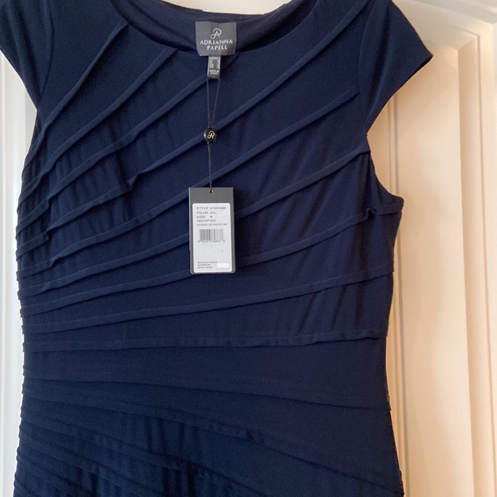 Navy Adrianna Papell cap sleeve stretch pleated bodycon dress. Size 6. NWT